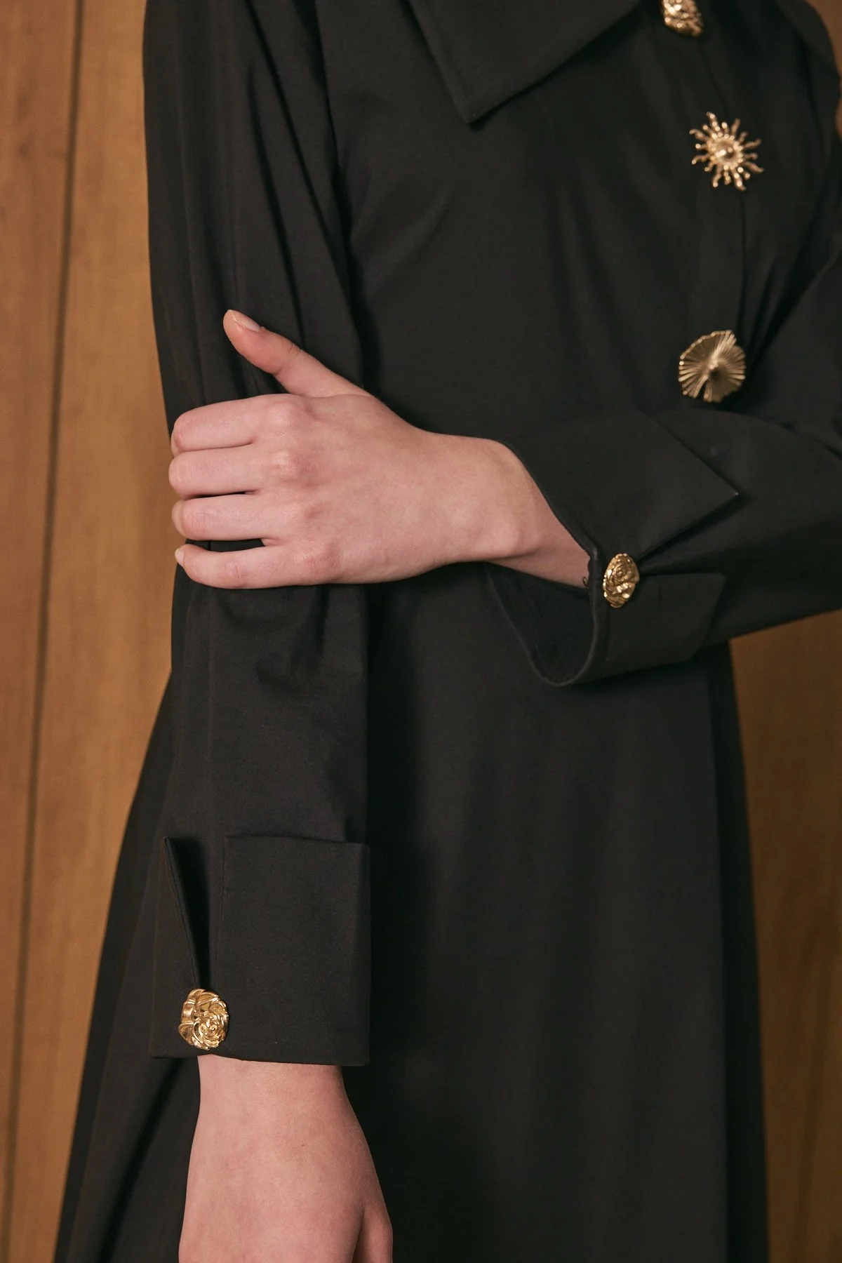 Broş Detaylı Asimetrik Yaka Poplin Elbise Siyah - 4
